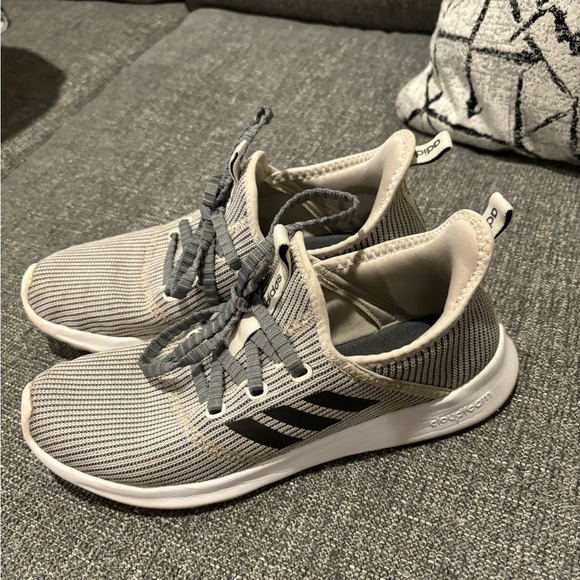 Addias women’s size 9–cloud foam - Picture 2 of 4